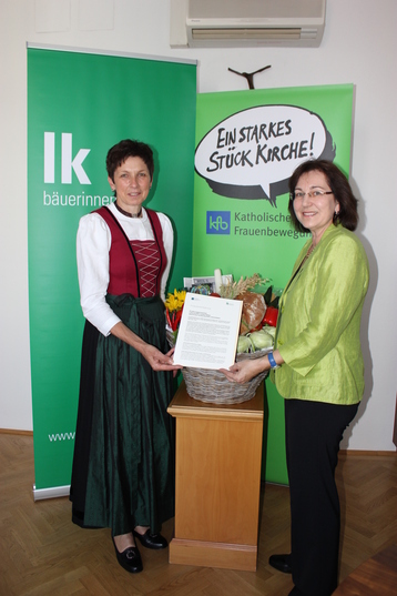 Bundesbäuerin Andrea Schwarzmann und Veronika Pernsteinder, Vorsitzende der Katholischen Frauenbewegung Österreichs verweisen auf die große Bedeutung bäuerlicher Familienbetriebe bei der Ernährungssicherung. © ARGE Bäuerinnen Bundesbäuerin Andrea Schwarzmann und Veronika Pernsteinder, Vorsitzende der Katholischen Frauenbewegung Österreichs verweisen auf die große Bedeutung bäuerlicher Familienbetriebe bei der Ernährungssicherung. © ARGE Bäuerinnen