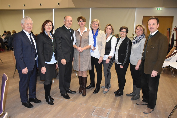 DSC_5560 Veranstalter und Ehrengäste freuten sich über den gelungenen Tag.
v.l.n.r.: Kammervizepräsident Adalbert Resetar GF Friederike Schmitl Kammerpräsident Franz Stefan Hautzinger Landesbäuerin KR Eva Rieschl Bezirksbäuerin KR Silvia Toth Beraterin Ing. Elisabeth Hundsdorfer Ortsbäuerin Birgit Reumann Winzerin Heidi Artner NR DI Niki Berlakovich. © Archiv
