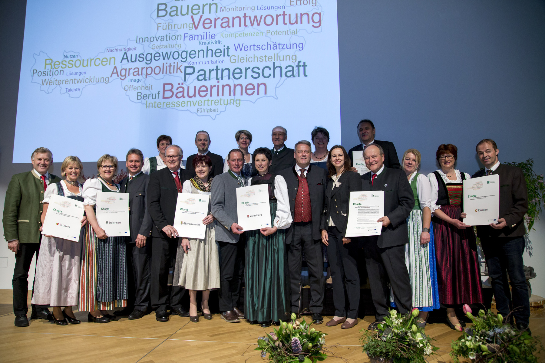 2017_APR20_bauerinnen_tag2_2-18-4 Die Präsidenten der Landwirtschaftskammern, Bundesbäuerin und Landesbäuerinnen bei der gemeinsamen Unterzeichnung der Charta für Partnerschaftliche Interessenvertretung in der Land- und Forstwirtschaft. © APA Fotoservice/Hetfleisch 2017_APR20_bauerinnen_tag2_2-18-4 Die Präsidenten der Landwirtschaftskammern, Bundesbäuerin und Landesbäuerinnen bei der gemeinsamen Unterzeichnung der Charta für Partnerschaftliche Interessenvertretung in der Land- und Forstwirtschaft. © APA Fotoservice/Hetfleisch