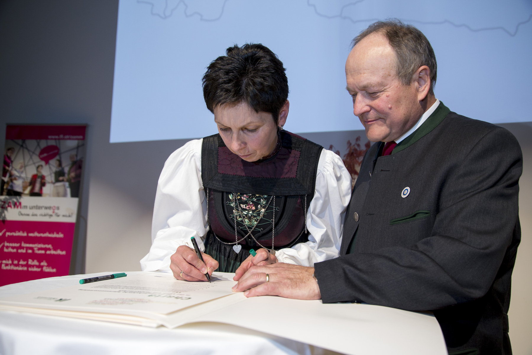 2017_APR20_bauerinnen_tag2_2-1 Andrea Schwarzmann, Vorsitzende der ARGE Bäuerinnen in der LKÖ und Hermann Schultes, LKÖ-Präsident, bei der Unterzeichnung der Charta für partnerschaftliche Interessenvertretung. © APA Fotoservice/Hetfleisch