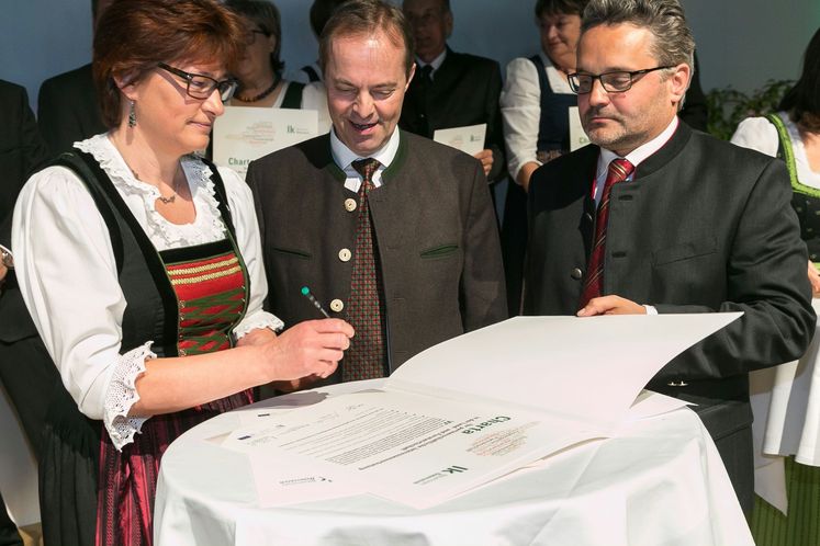 bubä_2 Landesbäuerin Sternig und LKPräsident
Mößler bei der Unterzeichnung
der Charta. © BMLFUW/Strasser bubä_2 Landesbäuerin Sternig und LKPräsident
Mößler bei der Unterzeichnung
der Charta. © BMLFUW/Strasser
