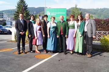 Wallfahrt-Gruppe Mitgepilgert (v. l.): Robert Astner (Amtsleiter Stadtgemeinde St. Andrä) Inge Della Pietra Birgit Rattenberger
Friederike Parz Christiane Monsberger (Bezirkssprecherin Wolfsberg) Heinz Schlatte (Stadtrat)
Landesbäuerin KR Sabine Sternig Siegrid Kainz und LK-Vizepräsident ÖR Anton Heritzer. © Anna Schlatte Wallfahrt-Gruppe Mitgepilgert (v. l.): Robert Astner (Amtsleiter Stadtgemeinde St. Andrä) Inge Della Pietra Birgit Rattenberger
Friederike Parz Christiane Monsberger (Bezirkssprecherin Wolfsberg) Heinz Schlatte (Stadtrat)
Landesbäuerin KR Sabine Sternig Siegrid Kainz und LK-Vizepräsident ÖR Anton Heritzer. © Anna Schlatte