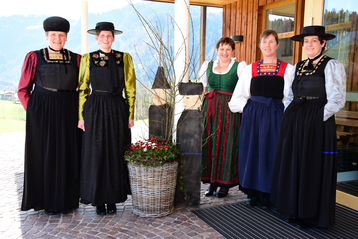 R_AnetteGerhold_1 Gebietsbäuerin Theresia Schneider und Ortsbäuerin Bettina Metzler aus Schwarzenberg mit ihrem Team freuen sich über die viel beachteten gelungenen Werkstücke aus ihrer Talschaft. © DI Anette Gerhold