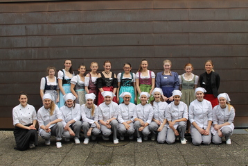 IMG_2381 Gaumenfreuden aus regionalen Produkten wurden von den Schülerinnen für ihre Prüfung zubereitet und hübsch dekoriert serviert. Vorne links Maria Herburger hinten rechts Ingeborg Winklehner-Marktl. © Archiv IMG_2381 Gaumenfreuden aus regionalen Produkten wurden von den Schülerinnen für ihre Prüfung zubereitet und hübsch dekoriert serviert. Vorne links Maria Herburger hinten rechts Ingeborg Winklehner-Marktl. © Archiv