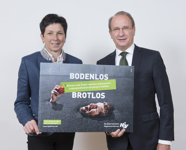 20170920_Hagelversicherung-Portraits_03 Bundesbäuerin Andrea Schwarzmann unterstützt die aktuelle Kampagne der Hagelversicherung (GD Kurt Weinberger rechts im Bild) gegen den steigenden Bodenverbrauch in Österreich. © Hagelversicherung