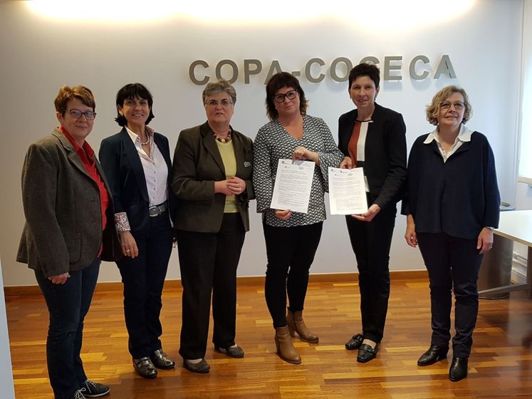Übergabe des Positionspapiers an die neue Präsidentin des COPA-Landfrauenausschusses. v.l.n.r. Christiane Kayser-Kirsch Präsidentin Service Activités Féminines Luxemburg Hiltraud Erschbamer Landesbäuerin Südtiroler Bäuerinnenorganisation Brigitte Scherb Präsidentin Deutscher LandFrauenverband Lotta Folkesson Präsidentin des Landfrauenausschusses von COPA Andrea Schwarzmann Vorsitzende ARGE Österreichische Bäuerinnen Christine Bühler Präsidentin Schweiz. Bäuerinnen- und Landfrauenverband. © LKÖ/Michaela Glatzl Übergabe des Positionspapiers an die neue Präsidentin des COPA-Landfrauenausschusses. v.l.n.r. Christiane Kayser-Kirsch Präsidentin Service Activités Féminines Luxemburg Hiltraud Erschbamer Landesbäuerin Südtiroler Bäuerinnenorganisation Brigitte Scherb Präsidentin Deutscher LandFrauenverband Lotta Folkesson Präsidentin des Landfrauenausschusses von COPA Andrea Schwarzmann Vorsitzende ARGE Österreichische Bäuerinnen Christine Bühler Präsidentin Schweiz. Bäuerinnen- und Landfrauenverband. © LKÖ/Michaela Glatzl