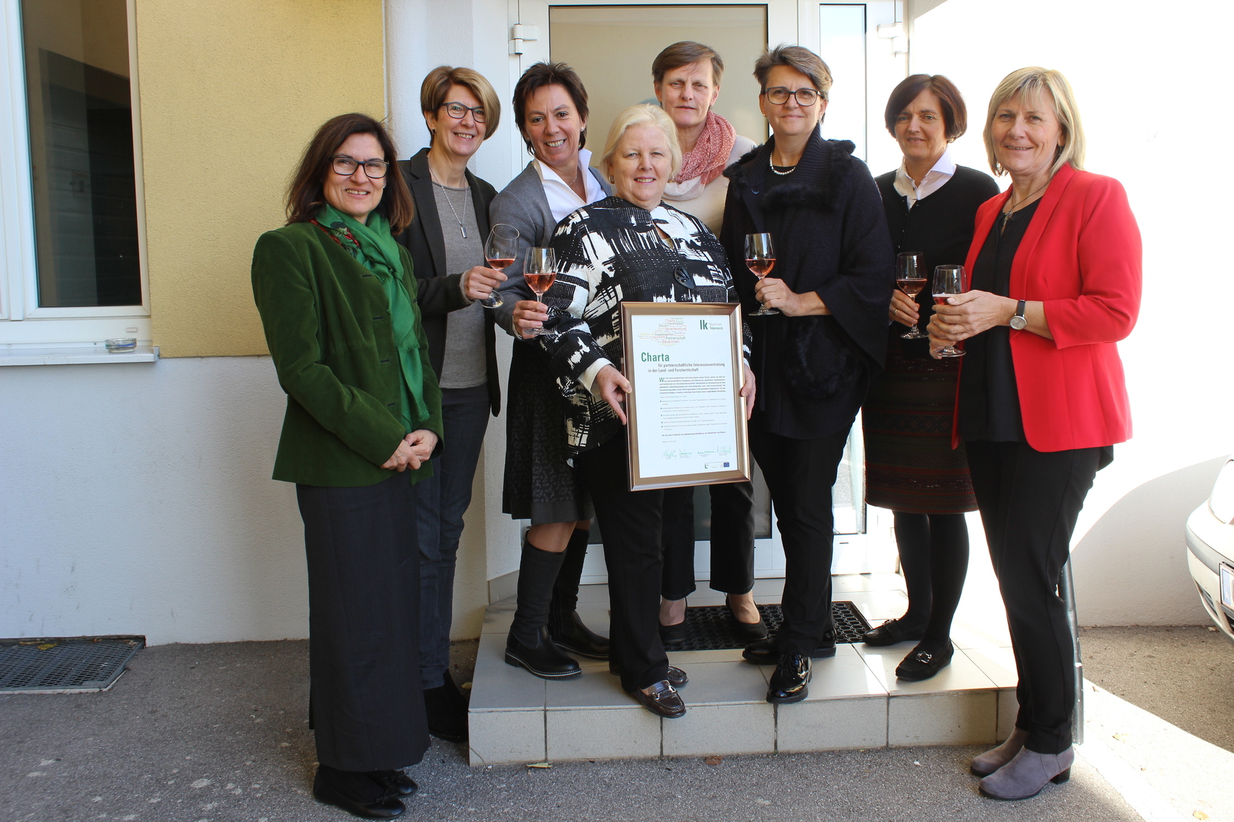 IMG_8903 BäuBeirat m Charta 15_11_2017 Landesbäuerin Irene Deutsch (Bildmitte) wird mit ihrem Team die nächsten Schritte setzen. V.l.:  KR Mag. Eva Weinek, KR Eva Rieschl, KR Sonja Putz, Elisabeth Aufner,  KR Maria Portschy, KR Andrea Tobler, KR Silvia Toth © Archiv