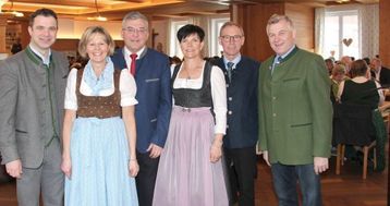 Funktionäre von links: BBK-Obmann Rupert Quehenberger Landesbäuerin Elisabeth Hölzl Landesrat Sepp Schwaiger Bezirksbäuerin Julinde Posch Referent Josef Guggenberger Präsident Franz Eßl © Adelheid Widmoser Funktionäre von links: BBK-Obmann Rupert Quehenberger Landesbäuerin Elisabeth Hölzl Landesrat Sepp Schwaiger Bezirksbäuerin Julinde Posch Referent Josef Guggenberger Präsident Franz Eßl © Adelheid Widmoser