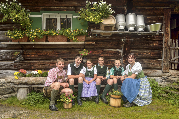 Bauernfamilie Brandner. Die Bäuerin ist erfolgreiche Absolventin den ZAM-Lehrganges. © ARGE Bäuerinnen/Brandner Bauernfamilie Brandner. Die Bäuerin ist erfolgreiche Absolventin den ZAM-Lehrganges. © ARGE Bäuerinnen/Brandner
