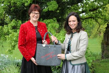 Sabine Sternig (li.) übergibt das Amt der Landesbäuerin an KR Astrid Brunner