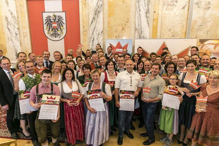 GenussKrone-Bundessiegerehrung in Wien: LK Österreich-Präsident Josef Moosbrugger (3.Reihe links) und BMNT-GS Josef Plank (letzte Reihe 4.v.links) gratulierten den Bundessieger-Bäuerinnen und Bauern zu ihren Spitzenprodukten die mit der GenussKrone 2018/19 prämiert wurden. © APA Fotoservice/Mirjam.Reither GenussKrone-Bundessiegerehrung in Wien: LK Österreich-Präsident Josef Moosbrugger (3.Reihe links) und BMNT-GS Josef Plank (letzte Reihe 4.v.links) gratulierten den Bundessieger-Bäuerinnen und Bauern zu ihren Spitzenprodukten die mit der GenussKrone 2018/19 prämiert wurden. © APA Fotoservice/Mirjam.Reither