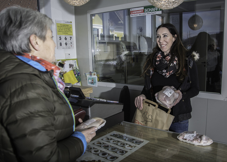 Daniela Posch aus Heimschuh (r.) beantwortet gerne Fragen ihrer Kunden zur Hühnerhaltung am Betrieb. © (c) ZAMm unterwegs_Markus Beren Daniela Posch aus Heimschuh (r.) beantwortet gerne Fragen ihrer Kunden zur Hühnerhaltung am Betrieb. © (c) ZAMm unterwegs_Markus Beren