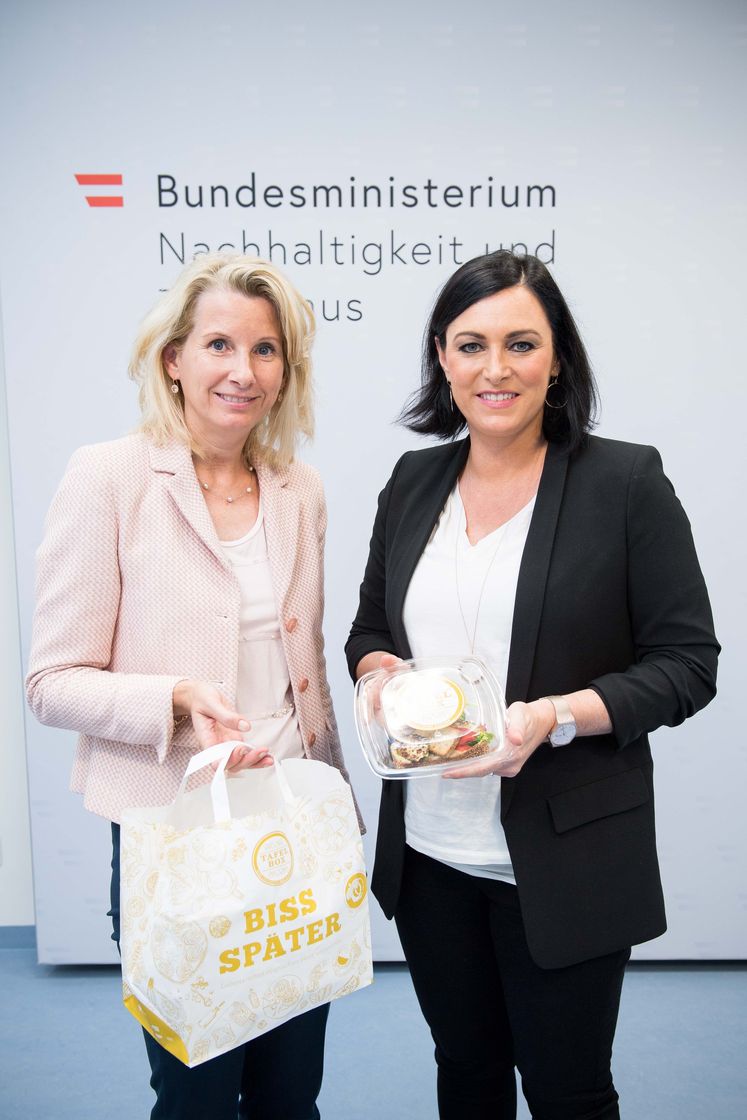 Nachhaltigkeitsministerin Elisabeth Köstinger und die Obfrau des Verbands der österreichischen Tafeln Alexandra Gruber präsentierten einen ersten Erfolgsbericht der Initiative „Lebensmittel sind kostbar!“. Ziel dieser Initiative des BMNT ist es Lebensmittelabfälle entlang der gesamten Wertschöpfungskette zu vermeiden. Teilnehmende Lebensmittelunternehmen arbeiten verstärkt mit sozialen Einrichtungen zusammen und überlassen diesen noch genussfähige Produkte.
© BMNT/Paul Gruber