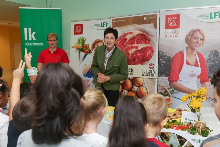 Bei den Aktionstagen rund um den Welternährungstag konnten Bäuerinnen in den Volksschulen in den letzten vier Jahren rund 150.000 Schülerinnen und Schüler über die Naturkreisläufe wertvoller regionaler Lebensmittel informieren. © LK/APA/Tanzer