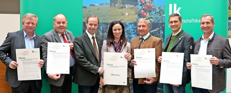 Unterzeichnung der Charta in Kärnten Josef Brunner (Obmann der ARGE Kärntner Schweineproduktion), LK-Vizepräs. Anton Heritzer (Obmann Landesverband bäuerlicher Direktvermarkter), LK-Präsident Ing. Johann Mößler, Landesbäuerin Astrid Brunner, Hubert Reiner (Obmann Urlaub am Bauernhof), Johann Kreschischnig (Obmann BIO AUSTRIA Kärnten) sowie Josef Ratheiser (Landessprecher der ARGE Meister). Nicht am Bild Dipl.-Ing. Alberich Lodron (Obmann Land & Forst Betriebe Kärnten) © LK Kärnten Unterzeichnung der Charta in Kärnten Josef Brunner (Obmann der ARGE Kärntner Schweineproduktion), LK-Vizepräs. Anton Heritzer (Obmann Landesverband bäuerlicher Direktvermarkter), LK-Präsident Ing. Johann Mößler, Landesbäuerin Astrid Brunner, Hubert Reiner (Obmann Urlaub am Bauernhof), Johann Kreschischnig (Obmann BIO AUSTRIA Kärnten) sowie Josef Ratheiser (Landessprecher der ARGE Meister). Nicht am Bild Dipl.-Ing. Alberich Lodron (Obmann Land & Forst Betriebe Kärnten) © LK Kärnten