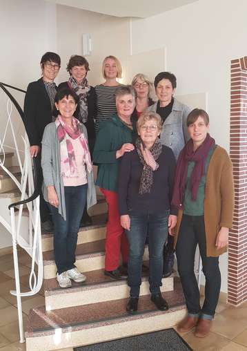 Vorne erste Reihe von rechts nach links: Christine Bühler Präsidentin Schweizerischer Bäuerinnen- und Landfrauenverband (SBLV) Ulrike Graf-Rosenfellner Mitarbeiterin deutscher Landfrauenverband.
Zweite Reihe v. r. n. l.: Hiltraud Neuhauser Erschbamer Landesbäuerin Südtiroler Bäuerinnenorganisation (SBO) Brigitte Scherb Präsidentin Deutscher LandFrauenverband (dlv) Andrea Schwarzmann Vorsitzende ARGE Österreichische Bäuerinnen.
Dritte Reihe v. r. n .l.: Colette Basler Geschäftsführerin Schweiz Verena Niederkofler SBO-Landessekretärin Daniela Ruhe Geschäftsführerin Deutschland Annemarie Büchel Präsidentin Verein Liechtensteiner Bäuerinnen.
© Deutscher LandFrauenverband Vorne erste Reihe von rechts nach links: Christine Bühler Präsidentin Schweizerischer Bäuerinnen- und Landfrauenverband (SBLV) Ulrike Graf-Rosenfellner Mitarbeiterin deutscher Landfrauenverband.
Zweite Reihe v. r. n. l.: Hiltraud Neuhauser Erschbamer Landesbäuerin Südtiroler Bäuerinnenorganisation (SBO) Brigitte Scherb Präsidentin Deutscher LandFrauenverband (dlv) Andrea Schwarzmann Vorsitzende ARGE Österreichische Bäuerinnen.
Dritte Reihe v. r. n .l.: Colette Basler Geschäftsführerin Schweiz Verena Niederkofler SBO-Landessekretärin Daniela Ruhe Geschäftsführerin Deutschland Annemarie Büchel Präsidentin Verein Liechtensteiner Bäuerinnen.
© Deutscher LandFrauenverband