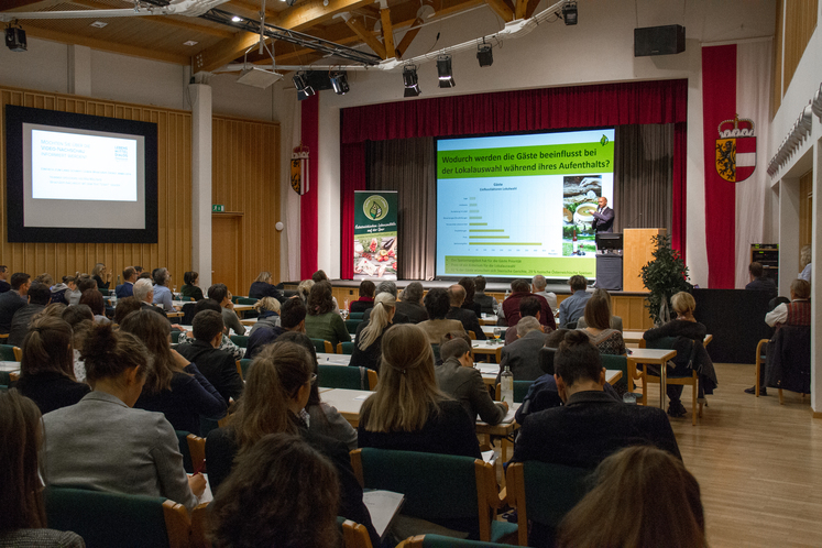 Das Publikum beteiligte sich an spannenden Diskussionen über Landwirtschaft und Tourismus © Land schafft Leben