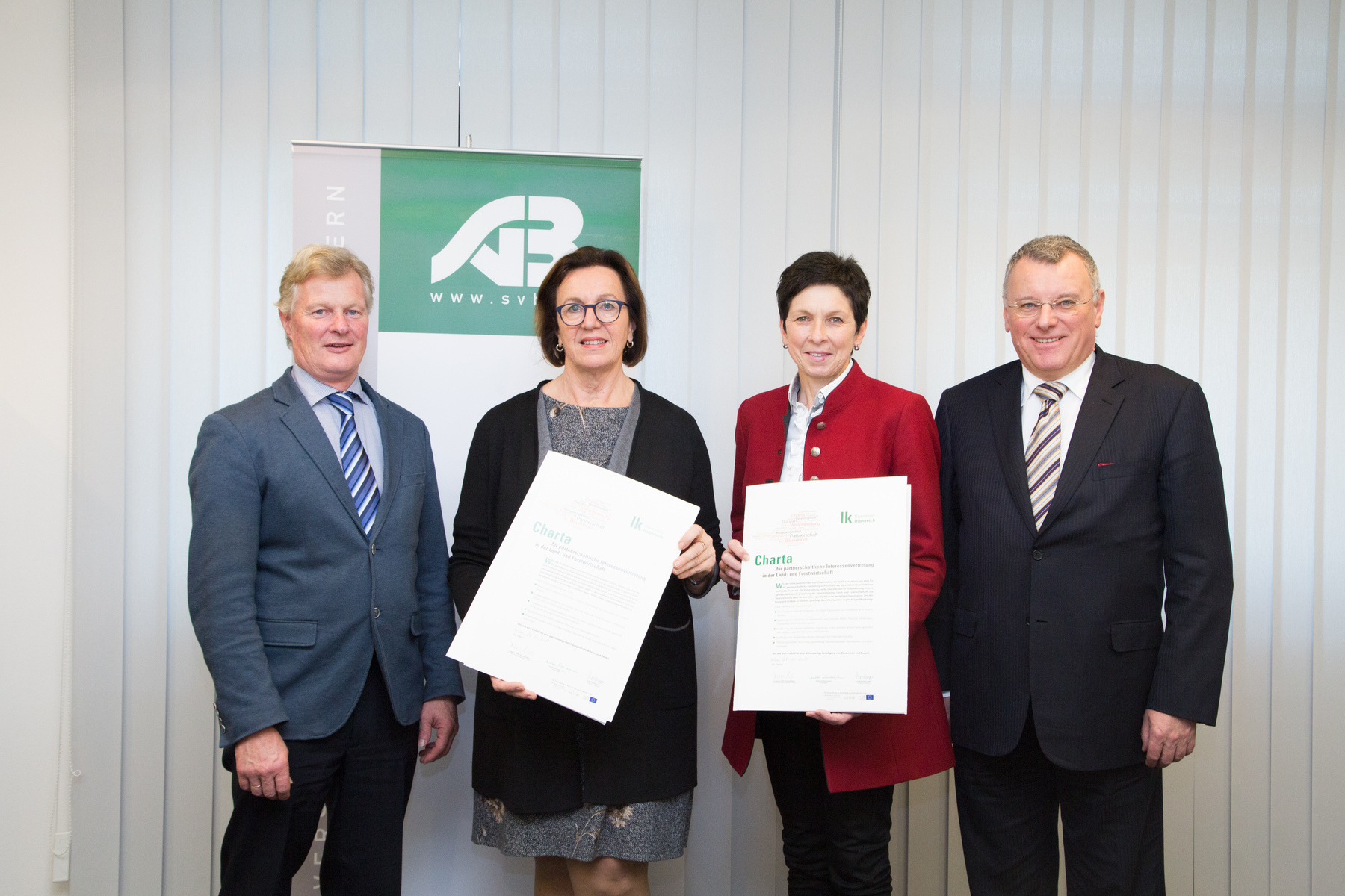Unterzeichnung der Charta durch SVB-Obfrau Theresia Meier und Bundesbäuerin Andrea Schwarzmann (c) SVB (4).jpg
