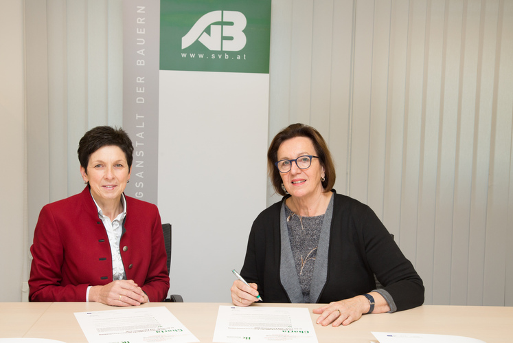 Unterzeichnung der Charta durch SVB-Obfrau Theresia Meier und Bundesbäuerin Andrea Schwarzmann .jpg