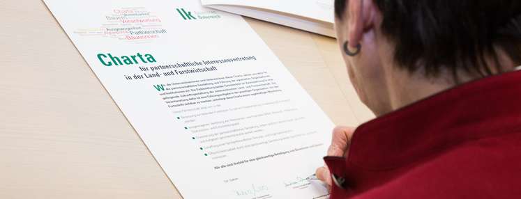 Unterzeichnung der Charta durch SVB-Obfrau Theresia Meier und Bundesbäuerin Andrea Schwarzmann .jpg Unterzeichnung der Charta durch SVB-Obfrau Theresia Meier und Bundesbäuerin Andrea Schwarzmann .jpg