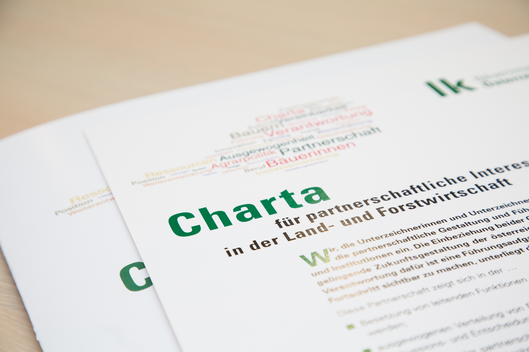 Unterzeichnung der Charta durch SVB-Obfrau Theresia Meier und Bundesbäuerin Andrea Schwarzmann .jpg