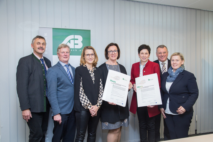 Unterzeichnung der Charta durch SVB-Obfrau Theresia Meier und Bundesbäuerin Andrea Schwarzmann .jpg