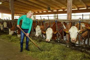 Bäuerin im Stall