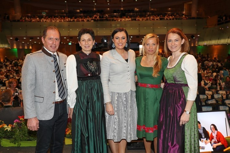 Bundesbäuerinnentag 2019 unter dem Motto Nimm Deine Zukunft in die Hand! im Salzburg Congress (v.l.n.r): LKÖ-Präsident Josef Moosbrugger Bundesbäuerin Andrea Schwarzmann Bundesministerin Elisabeth Köstinger Bundesministerin Juliane Bogner- Strauß und Simone Schmiedtbauer Bürgermeisterin und Bäuerin. © ARGE Bäuerinnen/APA-Fotoservice/Neumayr