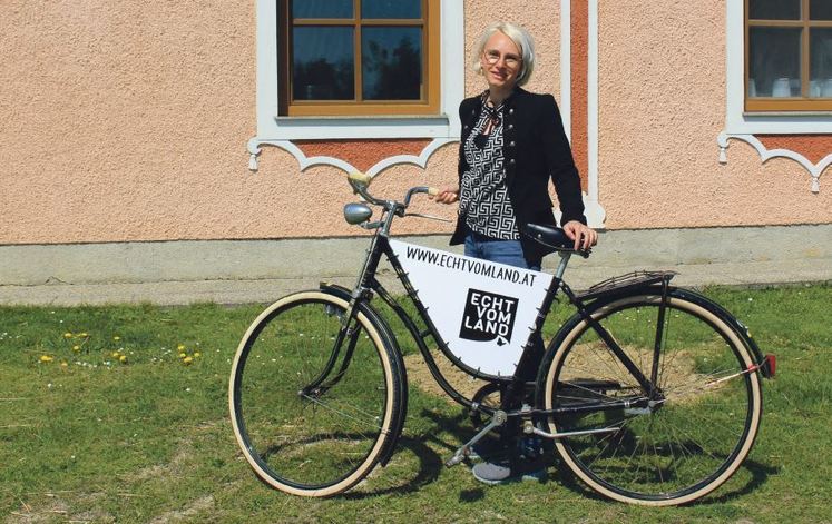 © „ECHTVOMLAND“ - Für Diana Umgeher war klar: „Ich wollte etwas machen, was nicht jeder macht“. Heute vermarktet sie unter „Echt vom Land“ edle Kräutersirupe. © „ECHTVOMLAND“ - Für Diana Umgeher war klar: „Ich wollte etwas machen, was nicht jeder macht“. Heute vermarktet sie unter „Echt vom Land“ edle Kräutersirupe.