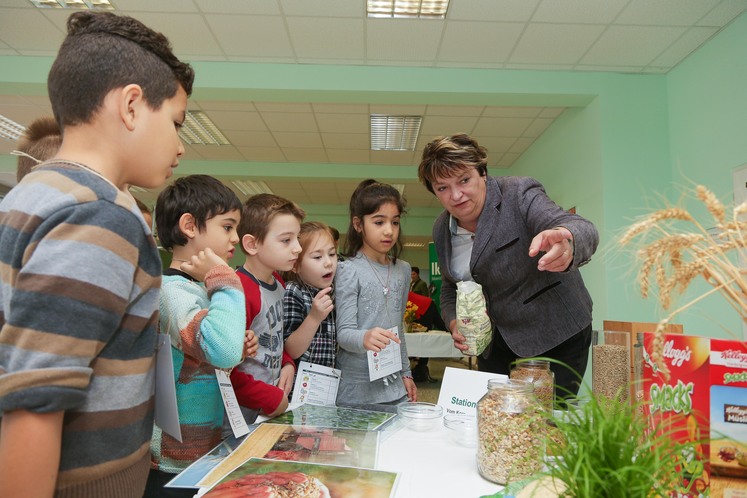 FMVO0992 Bäuerinnen geben Schülerinnen und Schüler einen Einblick in die Landwirtschaft © LKÖ/APA/Richard Tanzer FMVO0992 Bäuerinnen geben Schülerinnen und Schüler einen Einblick in die Landwirtschaft © LKÖ/APA/Richard Tanzer