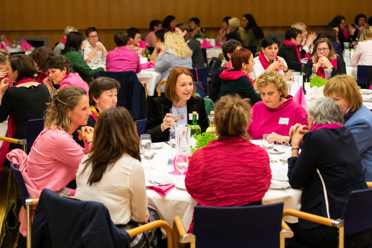 Frauen und Politik bitte zu Tisch .jpg Frauen und Politik bitte zu Tisch .jpg