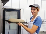 Carina Laschober-Luif beim Brot backen.jpg