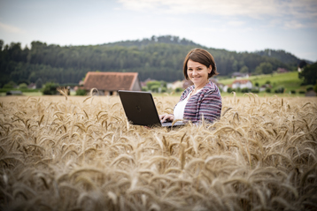 Bäuerin mit Laptop im Feld.jpg