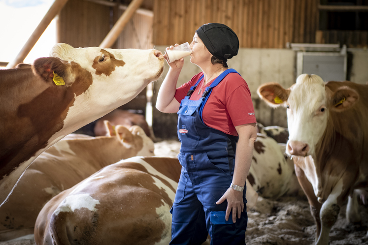Astrid Kogler und Kuh trinken Milch.jpg