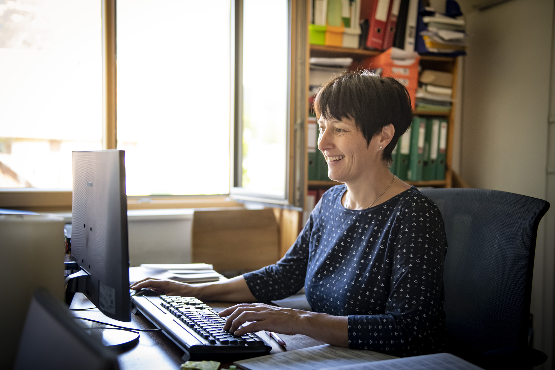Elisabeth Amann: Zum Bäuerinsein gehört auch Büroarbeit .jpg Elisabeth Amann: Zum Bäuerinsein gehört auch Büroarbeit .jpg