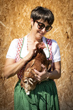 Elisabeth Amann mit Huhn.jpg