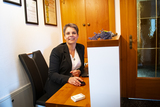 Justine Stromberger bei der Schalterarbeit am UaB-Betrieb.jpg Justine Stromberger bei der Schalterarbeit am UaB-Betrieb.jpg