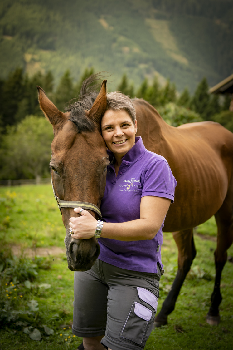 Justine Stromberger mit Pferd.jpg