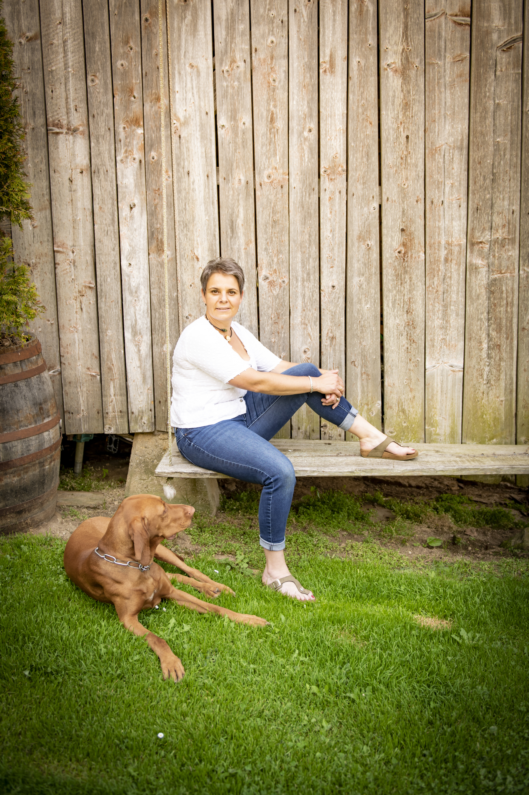 Justine Stromberger ist eine moderne Frau mit Hund.jpg