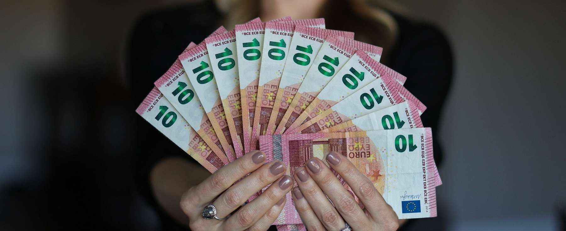 Geld in Frauenhänden .jpg Geld in Frauenhänden .jpg