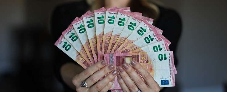 Geld in Frauenhänden .jpg Geld in Frauenhänden .jpg