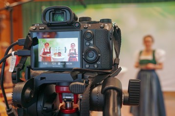 Roswitha und Resi bei den Schlussworten.jpg Roswitha und Resi bei den Schlussworten.jpg