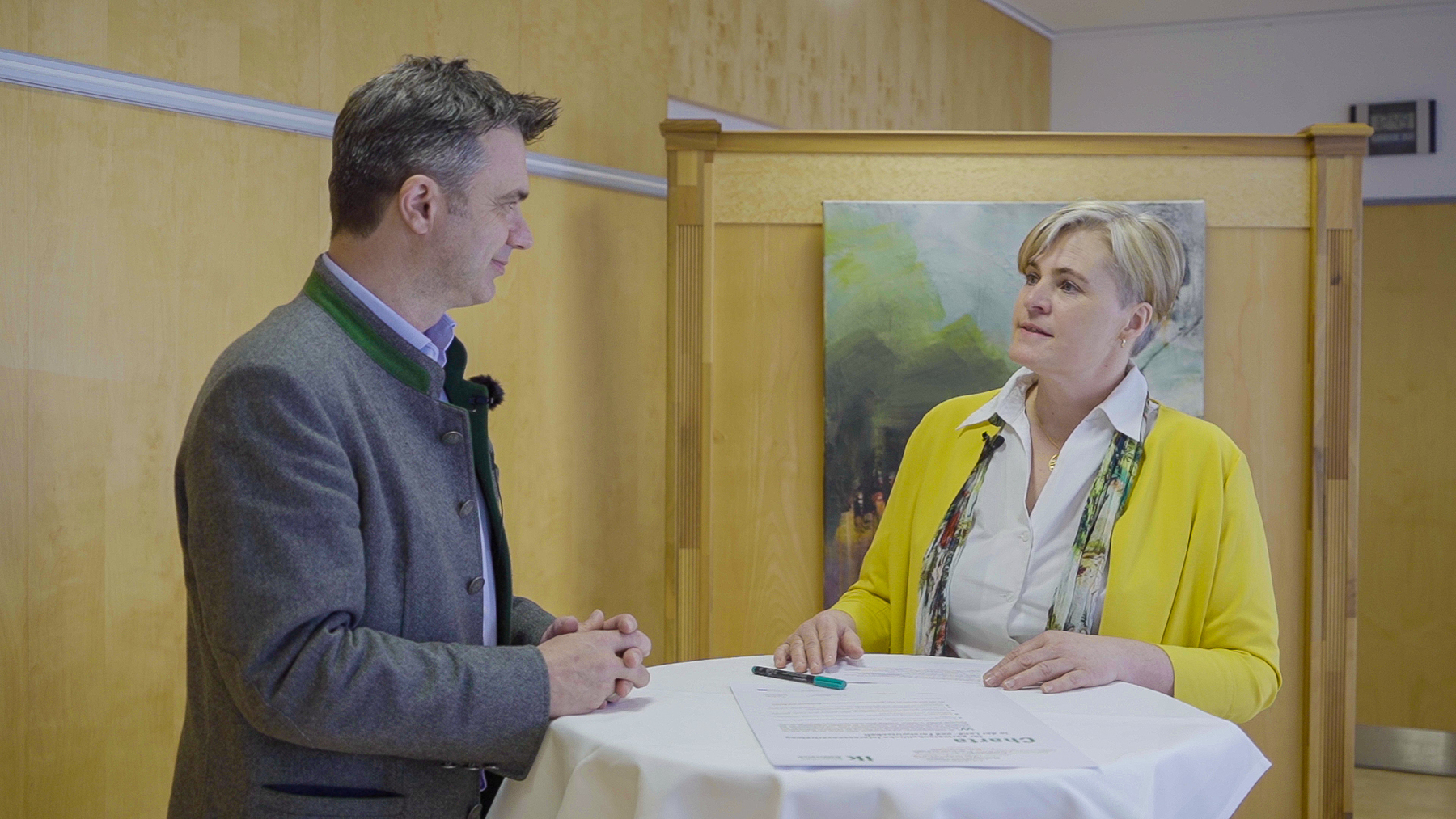Landesbäuerin Claudia Entleitner und LK-Präsident Quehenberger unterzeichnen die Charta.jpg Landesbäuerin Claudia Entleitner und LK-Präsident Quehenberger unterzeichnen die Charta.jpg