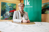Landesbäuerin Claudia Entleitner mit den unterzeichneten Chartas.jpg Landesbäuerin Claudia Entleitner mit den unterzeichneten Chartas.jpg
