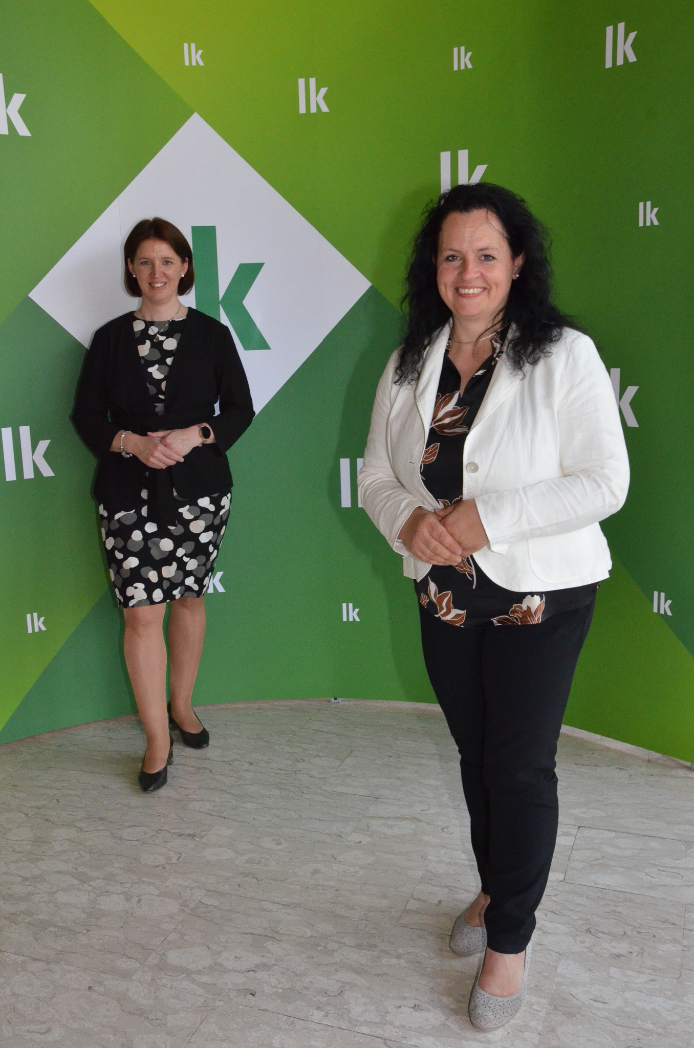 Die Präsidentin der LK OÖ, Michaela Langer-Weninger gratuliert der neuen Vorsitzenden Johanna Haider..jpg Die Präsidentin der LK OÖ, Michaela Langer-Weninger gratuliert der neuen Vorsitzenden Johanna Haider..jpg