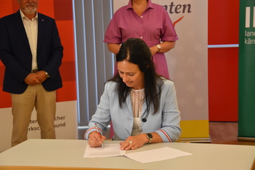 Astrid Brunner (LWK Vizepräsidentin) unterschreibt.jpg Astrid Brunner (LWK Vizepräsidentin) unterschreibt.jpg