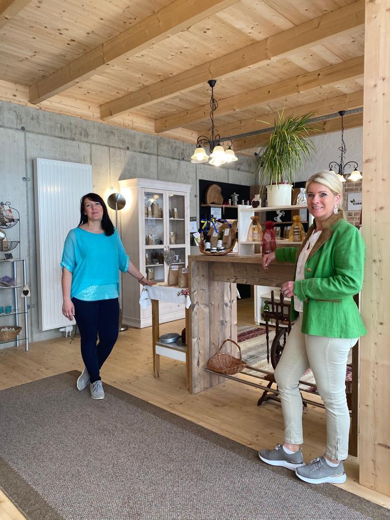 Betriebsführerin Astrid Schranz und Bundesbäuerin Irene Neumann-Hartberger. Betriebsführerin Astrid Schranz und Bundesbäuerin Irene Neumann-Hartberger.