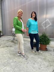 Bundesbäuerin Irene Neumann-Hartberger lässt sich die Betriebsphilosophie von Astrid Schranz erläutern. Bundesbäuerin Irene Neumann-Hartberger lässt sich die Betriebsphilosophie von Astrid Schranz erläutern.