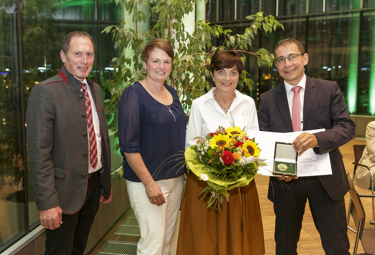 LK-Auszeichnung für Theresia Neuhofer 2021. v.l. LK Ö-Präsident Josef Moosbrugger, NÖ Landesbäuerin-Stellvertreterin Andrea Wagner, Theresia Neuhofer und LK Ö-Generalsekretär Ferdinand Lembacher.