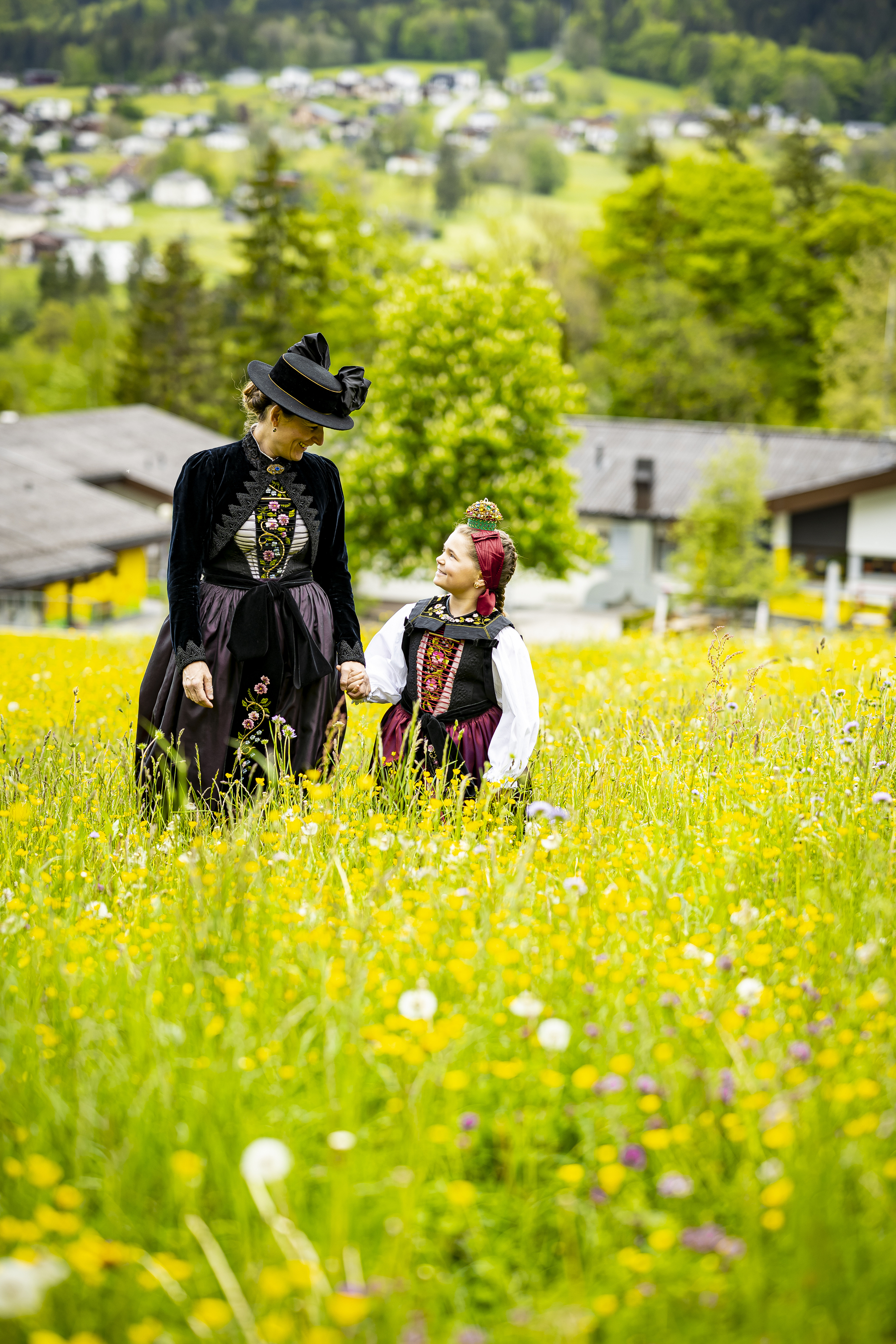 Alexandra Battlogg und ihre jüngste Tochter tragen stolz ihre Tracht © Wirlphoto